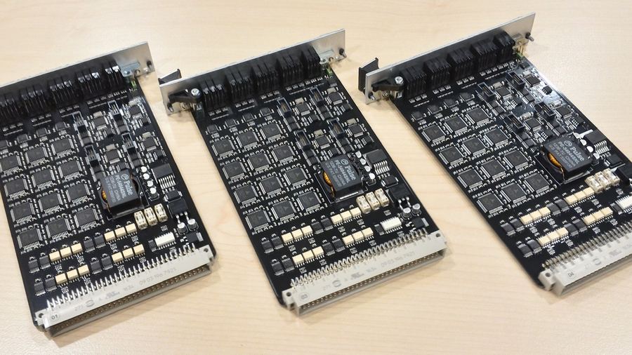 Drei bestückte Baugruppen für einen 19-Zoll-Einschub