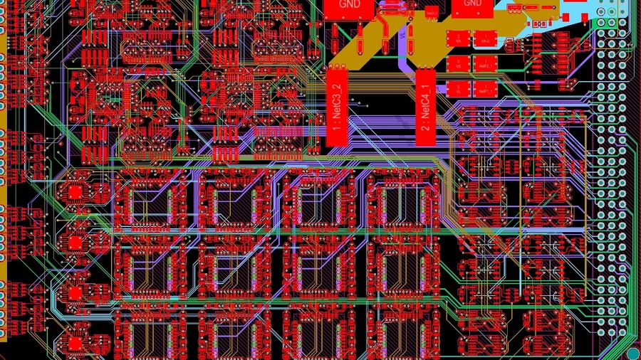 Entflechtung eines Mehrlagen-Layouts in Altium Designer, mit benannten Netzen und Versorgungsflächen